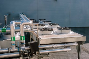 Yeni büyük endüstriyel klima sistemi düz çatıya monte edildi.