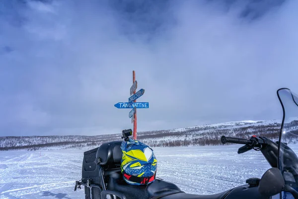 Hölzerner Wegweiser Für Touristen Dörfer Den Bergen Lapplands Verschwommenes Schneemobil — Stockfoto