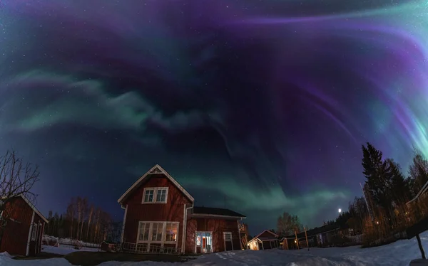 Das Nordlichterpanorama Klaren Sternenhimmel Leuchtet Über Dem Schwedischen Roten Holzhaus — Stockfoto