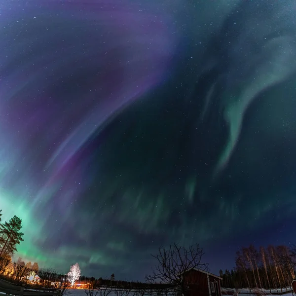하늘의 북극광 스웨덴 빛난다 파란색 오로라 줄무늬 하늘을 가로질러 휘어져 — 스톡 사진