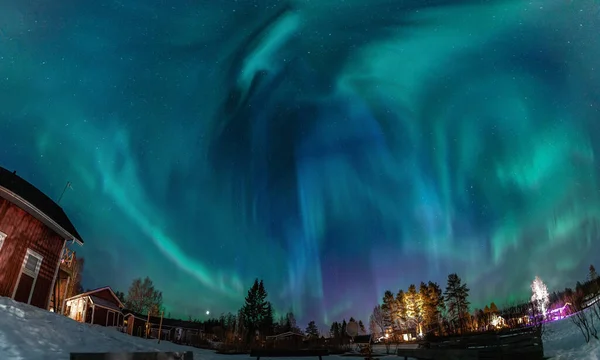 澄んだ星空の北の光は 北の風景のスウェーデンの田舎の上に輝きます 空全体に湾曲した緑と青のオーロラボレアリスストライプ 北スウェーデン スカンディナヴィア — ストック写真