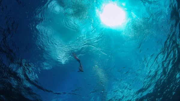 スキューバダイビングマーカーで水中からの眺め水面に浮かぶブイ ロープが垂れているブイ 難破船のシュノーケリングのための安全停止 太陽は青い水を通して輝き — ストック写真