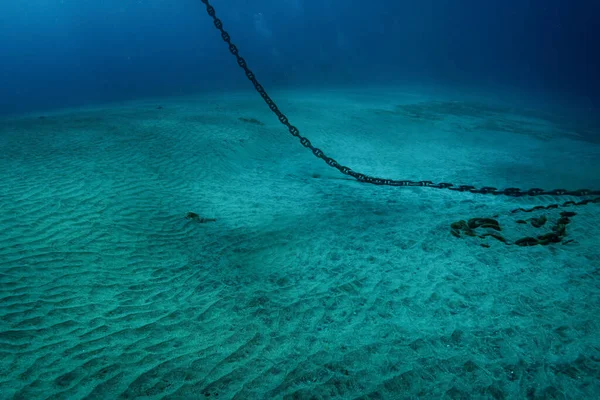 Podwodne Zdjęcie Ciężkiego Stalowego Łańcucha Kotwiącego Który Zwisa Powierzchni Wody — Zdjęcie stockowe