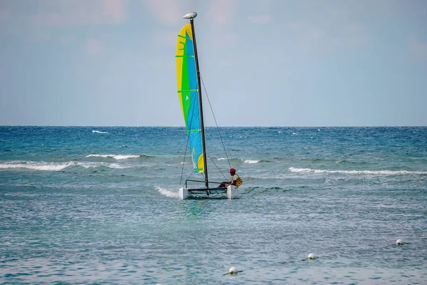 Vista Panorâmica Pequeno Catamarã Com Amarelo Verde Azul Vela Mar — Fotografia de Stock