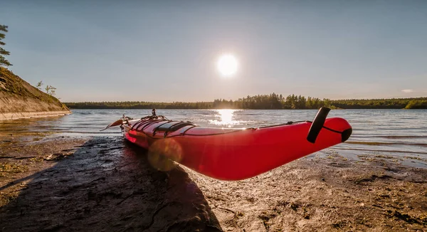 Vue Rapprochée Kayak Rouge Sur Littoral Humide Rivière Pente Pierreuse — Photo