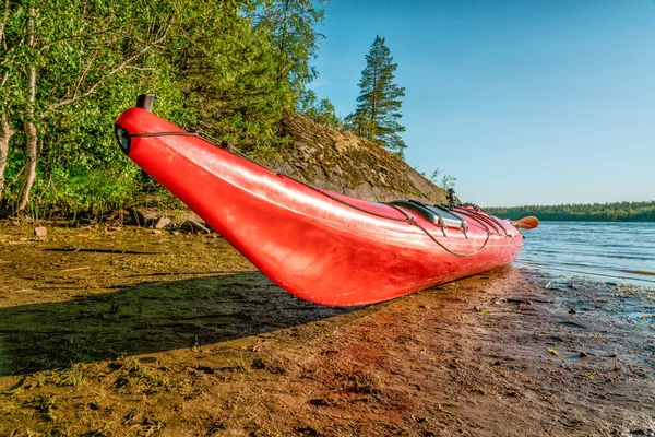 Vue Rapprochée Kayak Rouge Sur Littoral Humide Rivière Avec Une — Photo