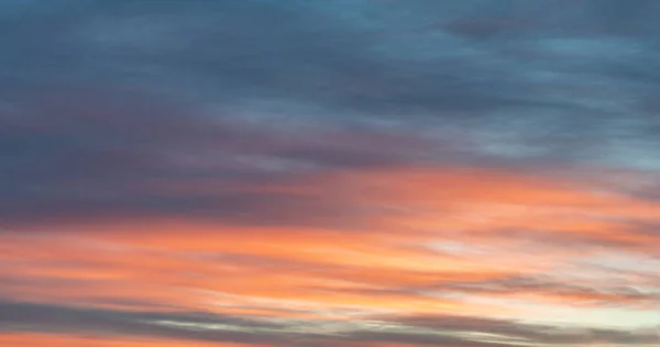 Foto Colorata Cielo Evidenziato Rosso Arancio Tramonto Sul Cielo Blu — Foto Stock