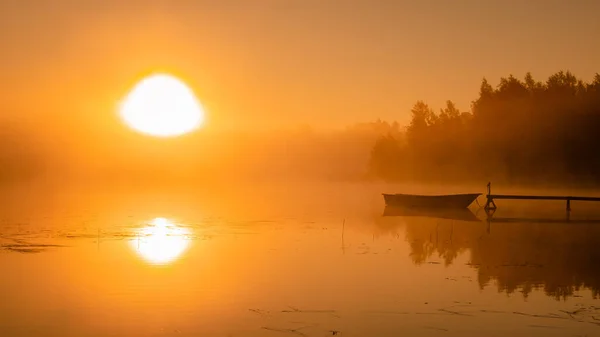 Büyük Turuncu Güneş Yansımasıyla Gölün Üzerindeki Manzara Sisli Gündoğumu Fotoğrafı Stok Fotoğraf