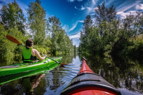 Medeltida Kaukasiska Skandinaviska Kvinnor Paddlar Kajak Små Älven Savaron Skogen — Stockfoto