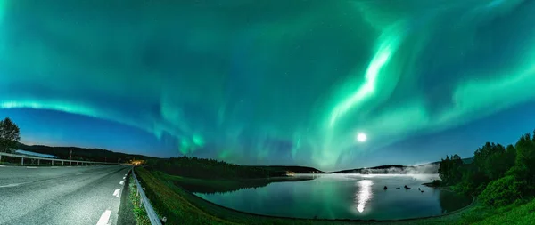 Panorámás Aurora Borealis Északi Zöld Fény Teliholddal Csillagokkal Éjszakai Égbolton — Stock Fotó