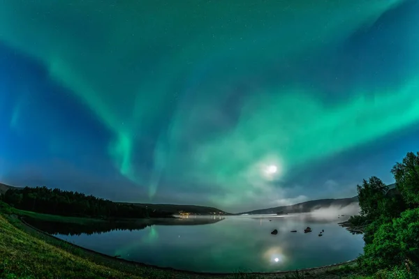 Aurora Borealis Dolunaylı Kuzey Yeşil Işıklar Göl Üzerindeki Gece Gökyüzünde Telifsiz Stok Fotoğraflar