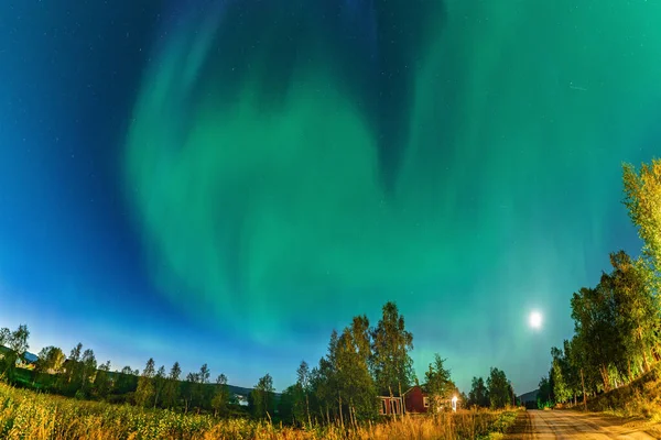 Norrsken Ovanför Småbygatan Lappland Bästa Platserna Att Norrsken Grönt Ljus — Stockfoto