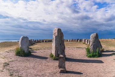 Büyük granit bloklardan oluşan antik bir gemi olan Ales Stenar, İsveç 'in Skane kentindeki dramatik bulutlu gökyüzünün altında Baltık Denizi' ne bakan bir tepenin üzerinde duruyordu.