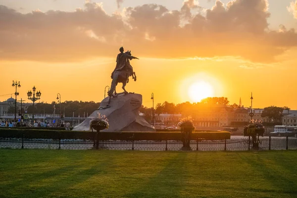 Büyük Peter 'ı at sırtında tasvir eden Bronz Süvari Anıtı, Saint Petersburg' da güzel bir gün batımında altın gökyüzüne karşı belirgin bir şekilde duruyordu.