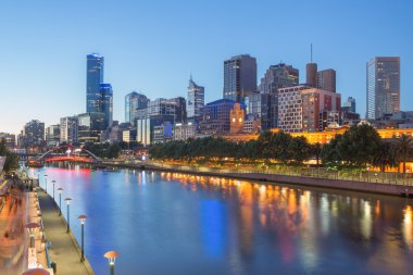 Melbourne Cbd, Flinders Sokağı İstasyonu ve geceleri Yarra Nehri