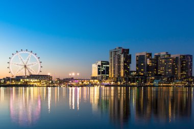Melbourne docklands waterfront adlı gece
