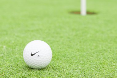 Melbourne, Avustralya - 18 Ocak 2014: A Nike golf topu bir yeşil arka plan delik