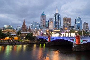 Melbourne, Avustralya - 22 Şubat 2014: The Melbourne manzarası, Flinders Sokağı İstasyonu ve Princes Köprüsü ışıklı beyaz gece Festival süresince
