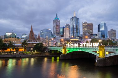 Melbourne, Avustralya - 22 Şubat 2014: The Melbourne manzarası, Flinders Sokağı İstasyonu ve Princes Köprüsü ışıklı beyaz gece Festival süresince