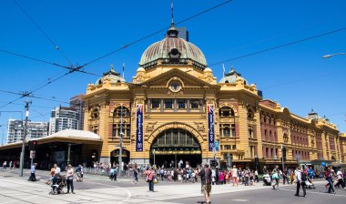 Melbourne, Avustralya - 26 Ocak 2014: Flinders Sokağı İstasyonu Melbourne, Avustralya Avustralya günü