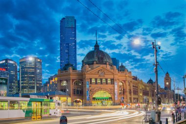 Melbourne, Avustralya - 14 Mart 2014: Flinders Sokağı İstasyonu Melbourne geceleri ön planda bir Melbourne tramvay ile.