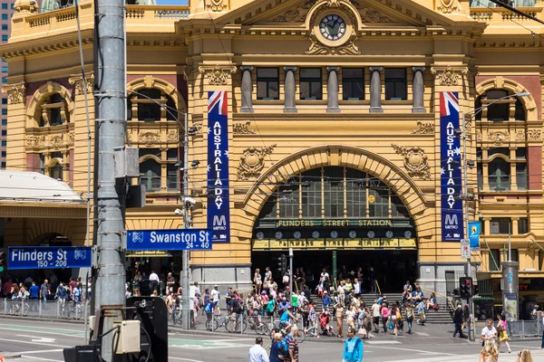 Melbourne, Ausztrália - január 26 2014: Flinders Street Station, Melbourne, Ausztrália-Ausztrália napján — Stock Fotó