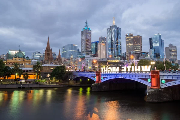 Melbourne, Avustralya - 22 Şubat 2014: The Melbourne manzarası, Flinders Sokağı İstasyonu ve Princes Köprüsü ışıklı beyaz gece Festival süresince — Stok fotoğraf