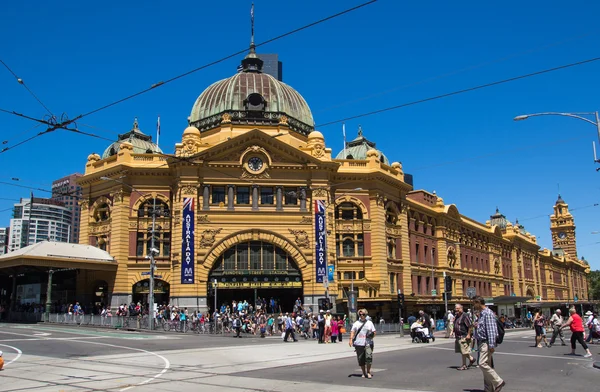 MELBOURNE, AUSTRÁLIA - JANEIRO 26 2014: Flinders Street Station em Melbourne, Austrália no Dia da Austrália — Fotografia de Stock