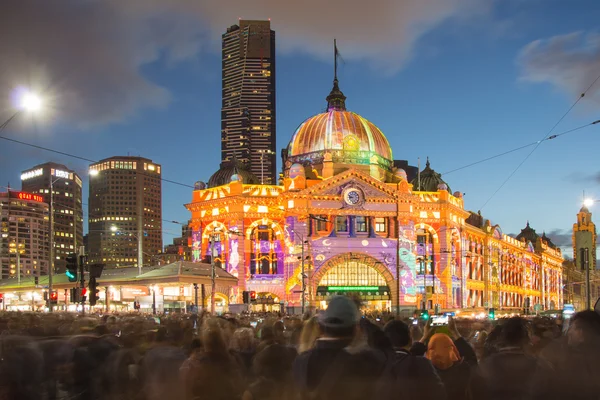 Melbourne, Ausztrália - február 22 2014: Több ezer ember előtt a Flinders Street pályaudvartól gyűlnek a fehér éjszaka fesztivál ideje alatt — Stock Fotó