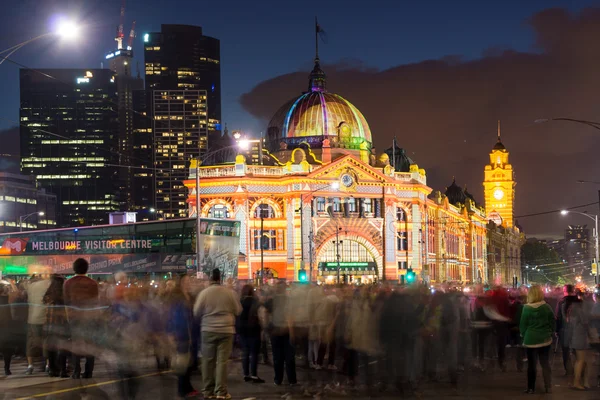 Melbourne, Ausztrália - február 22 2014: Több ezer ember előtt a Flinders Street pályaudvartól gyűlnek a fehér éjszaka fesztivál ideje alatt — Stock Fotó