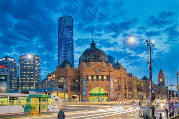 Melbourne, Australië - 14 maart 2014: Flinders Street Station in Melbourne in de nacht met een tram Melbourne op de voorgrond. — Stockfoto