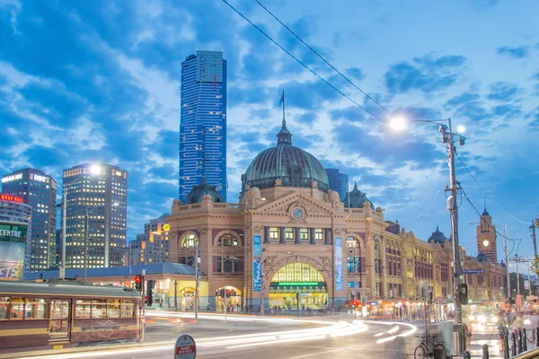 Melbourne, Ausztrália - március 14 2014: Flinders Street pályaudvartól éjjel Melbourne-ben Melbourne villamossal az előtérben. — Stock Fotó