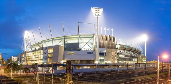 MELBOURNE, AUSTRÁLIA - 31 de maio de 2014: O Melbourne Cricket Ground em Victoria, Austrália à noite. O MCG é o maior estádio da Austrália . — Fotografia de Stock