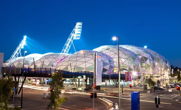 Melbourne, Avustralya - 5 Eylül 2014: Aami Park 2010 yılında inşa edilmiş ve Melbourne ilk inşa amaçlı dikdörtgen stadyum Afl ve Kriket için kullanılan oval stadyum karşı yapıldı.. — Stok fotoğraf