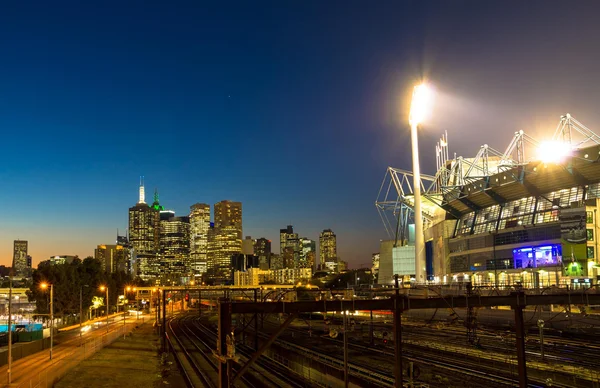 Melbourne, Australië - 5 September 2014: The Melbourne skyline en de Melbourne Cricket Ground bij zonsondergang — Stockfoto