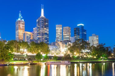 Federasyon Meydanı ve Melbourne Cbd geceleri