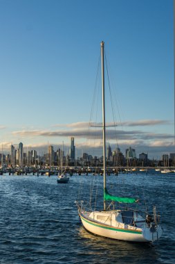 Melbourne manzarası önünde tekneler