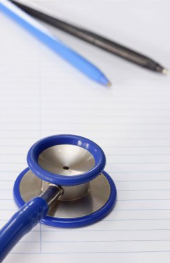 Çizgili çalışma kağıt üzerinde bir stetoskop