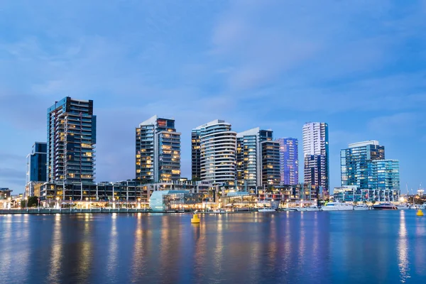 Apartman épületek a Docklands aea Melbourne-ben, ausztrál — Stock Fotó