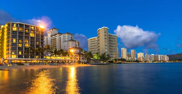 Hoteles en primera línea de playa en la playa de Waikiki en Hawaii por la noche — Foto de Stock