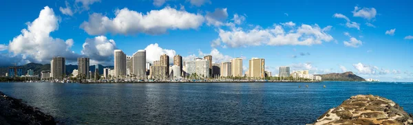Panoramisch beeld van de Ala Wai boot haven en hotels van Waikiki — Stockfoto