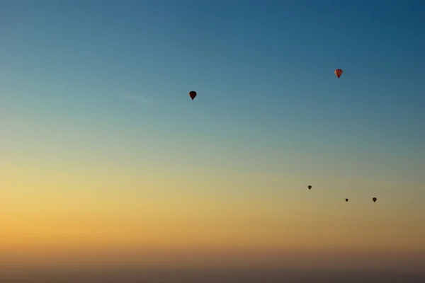 Hete lucht ballons bij zonsopgang — Stockfoto