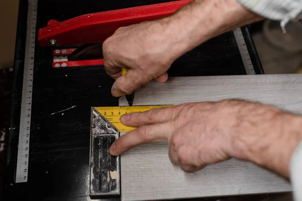 Man Hands Marking Tile Cut Laying Ceramic Floor Tiles Laying — Stock Photo, Image