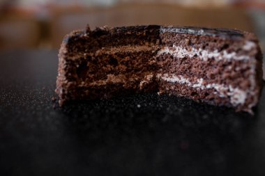 Süngerli kek dolgusu. Dilimlenmiş çikolatalı pasta ve yakın çekim. Pasta dolgusu. Yatay fotoğraf
