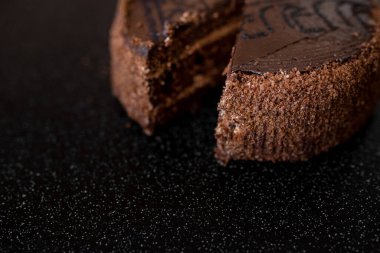 Çocuk oyuncağı. Dilimlenmiş çikolatalı pasta. Siyah arka planda kesilmiş çikolatalı pasta, yakın plan.. 