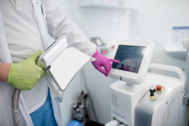 Kriyolipolisis, doktor, el. Kriyolipolisis. Donanım kozmetolojisi. Vücut bakımı. Cerrahi olmayan vücut şekillendirme. Vücut geliştirme tedavisi, güzellik salonunda anti-yağ terapisi.