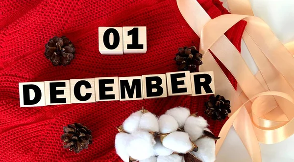 Dicembre Cubi Legno Accanto Coni Cotone Nastro Inverno Calendario Dicembre — Foto Stock