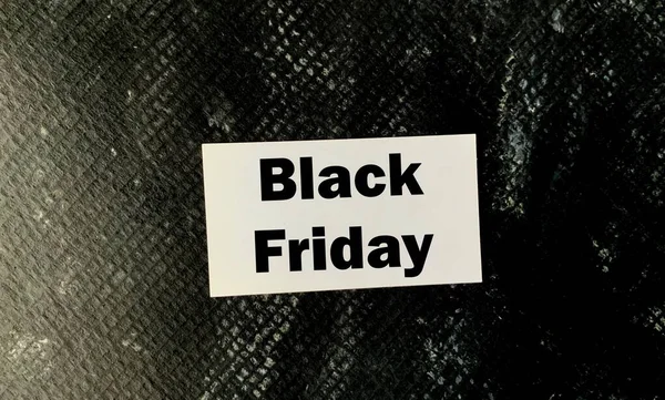 Black Friday Sobre Papel Blanco Sobre Fondo Estructural Negro Concepto —  Fotos de Stock