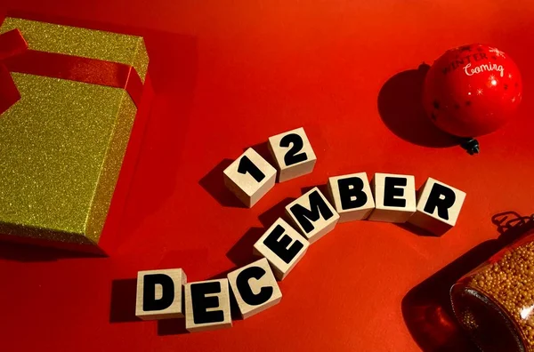 Δεκεμβρίου Ξύλινους Κύβους Κουτί Δώρου Κόκκινο Φόντο Πρώτος Μήνας Του — Φωτογραφία Αρχείου