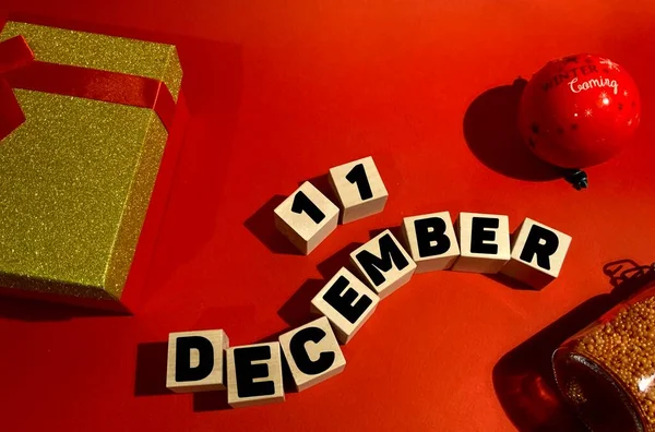 Δεκεμβρίου Ξύλινους Κύβους Κουτί Δώρου Κόκκινο Φόντο Πρώτος Μήνας Του — Φωτογραφία Αρχείου